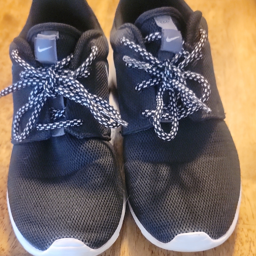 Nike Black Mesh Athletic Sneakers with White Soles and Patterned Laces